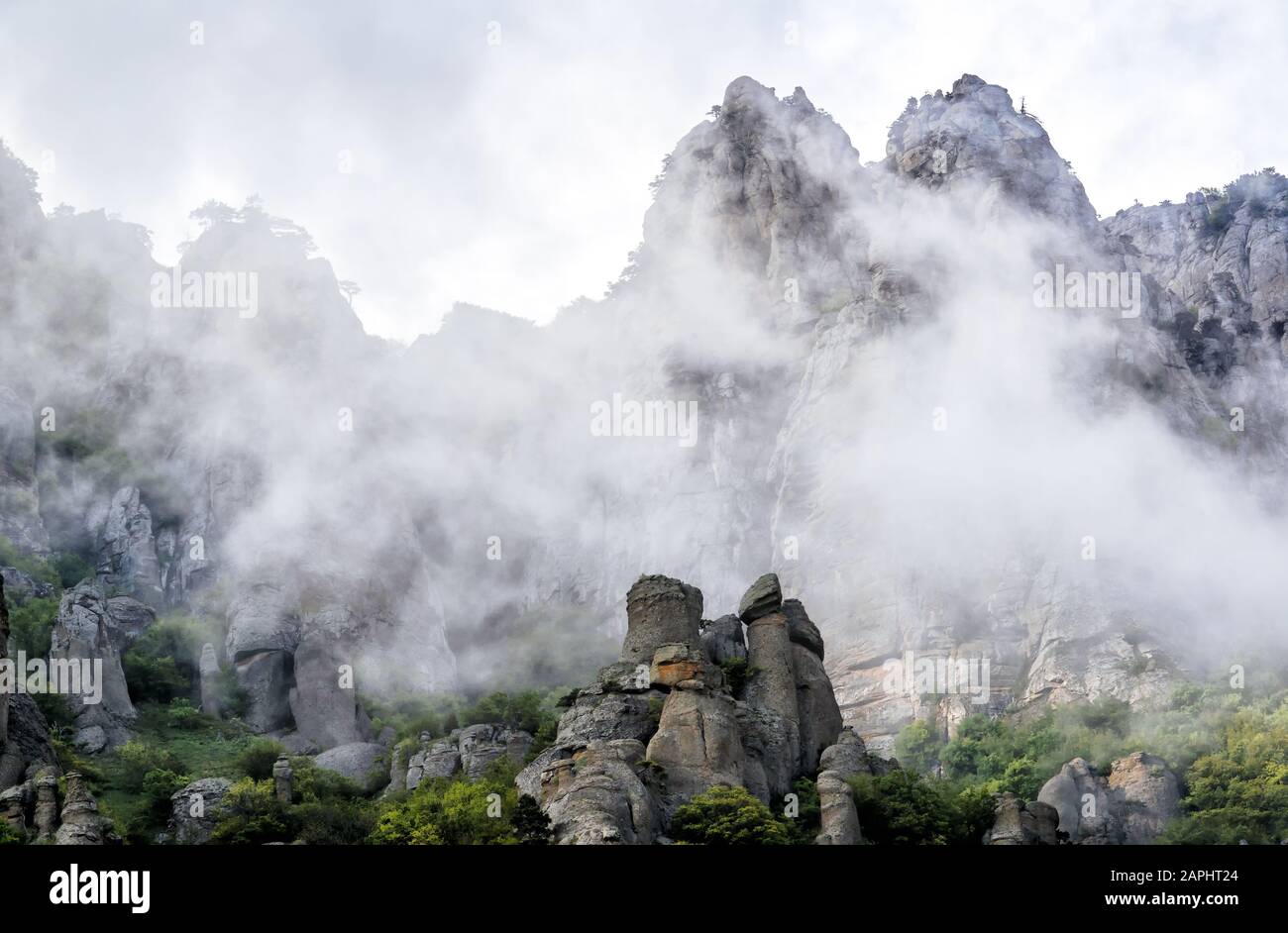 Der Demerdji-Berg mit tief liegenden Wolken. Tal der Geister. Landschaft der Krim, Russland. Stockfoto