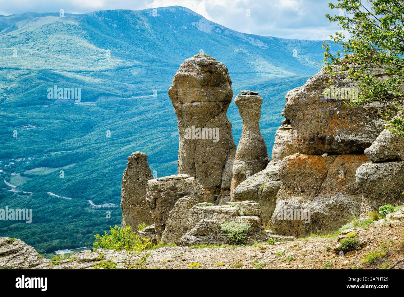 Die Felsformationen des Demerdji-Gebirges. Tal der Geister. Landschaft der Krim, Russland. Stockfoto