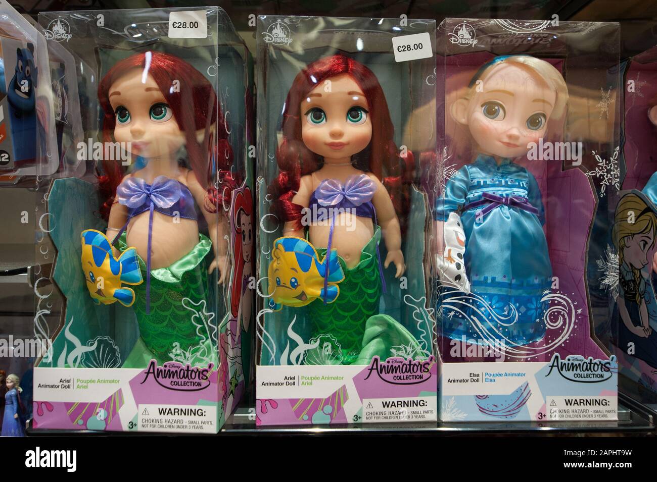 Florenz, Italien - 2020, 19. Januar: Animatorpuppen (Ariel und Elsa) im Regal, in einem Disney-Geschäft. Originalverpackung. Stockfoto