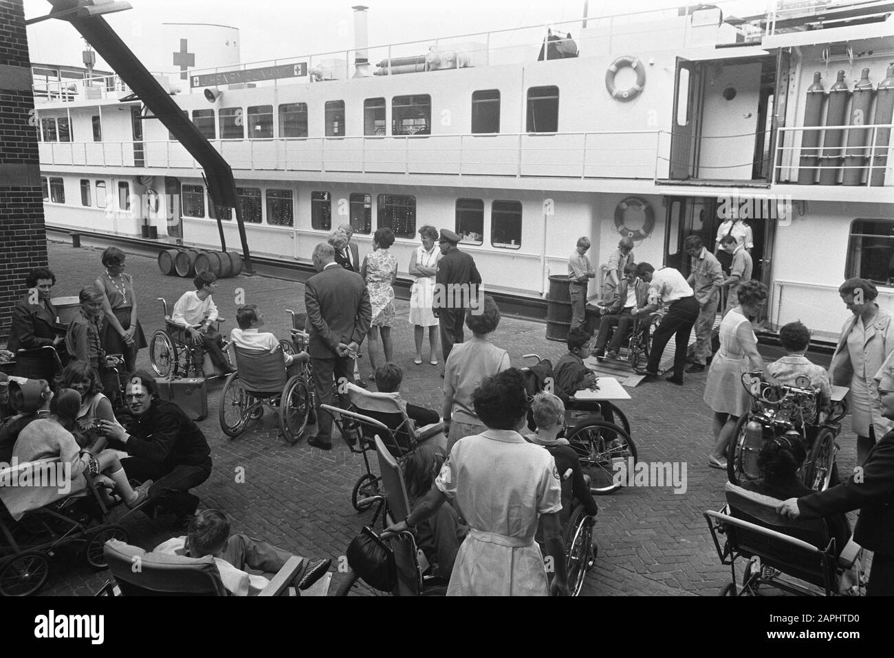 Das Rotkreuz-Schiff J. Henry Dunant macht eine Reise von einer Woche mit 42 Jugendlichen Patienten, hauptsächlich mit Atem- und Herzproblemen Beschreibung: Die Patienten Bord Datum: 14. Juli 1969 Schlüsselwörter: Patienten , Schiffe Stockfoto