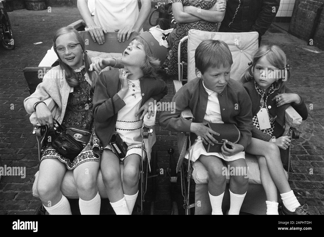 Das Rotkreuz-Schiff J. Henry Dunant macht eine Reise von einer Woche mit 42 Jugendlichen Patienten, hauptsächlich mit Atem- und Herzproblemen Beschreibung: Die Patienten während der Bootsfahrt Datum: 14. Juli 1969 Schlagwörter: Patienten, Schiffe Stockfoto