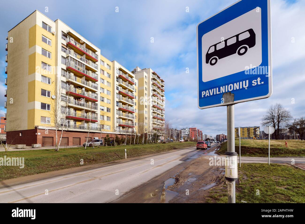 Bahnhof und Appartmentgebäude mit öffentlichen Verkehrsmitteln Stockfoto