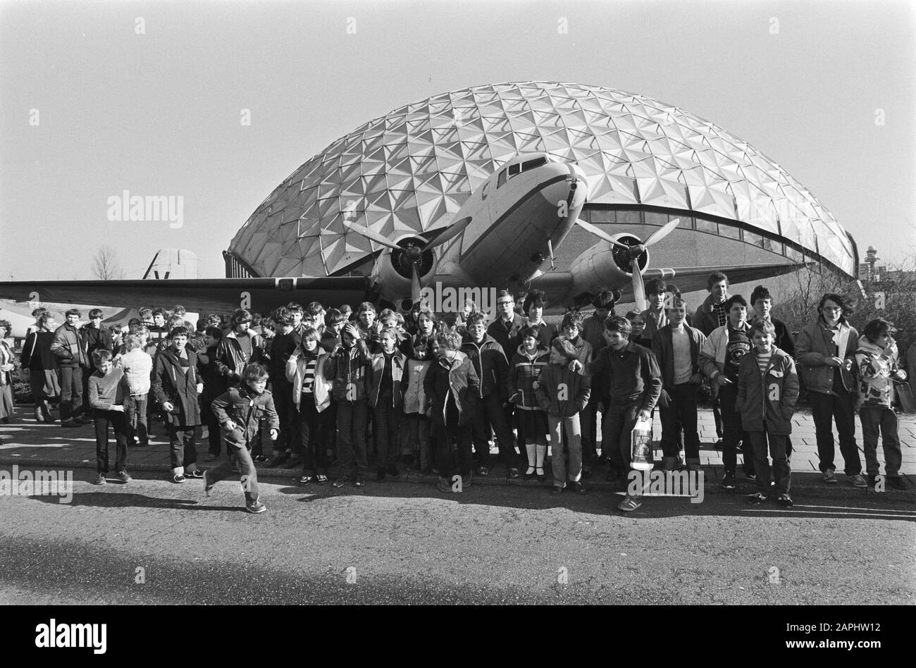 Polnische Kinder Gast in den Niederlanden Beschreibung: Die polnischen Kinder in der Aviodome Anmerkung: Lowres missing Date: 2. März 1982 Ort: Noord-Holland, Schiphol Keywords: Kinder, Museen, Flugzeuge Stockfoto