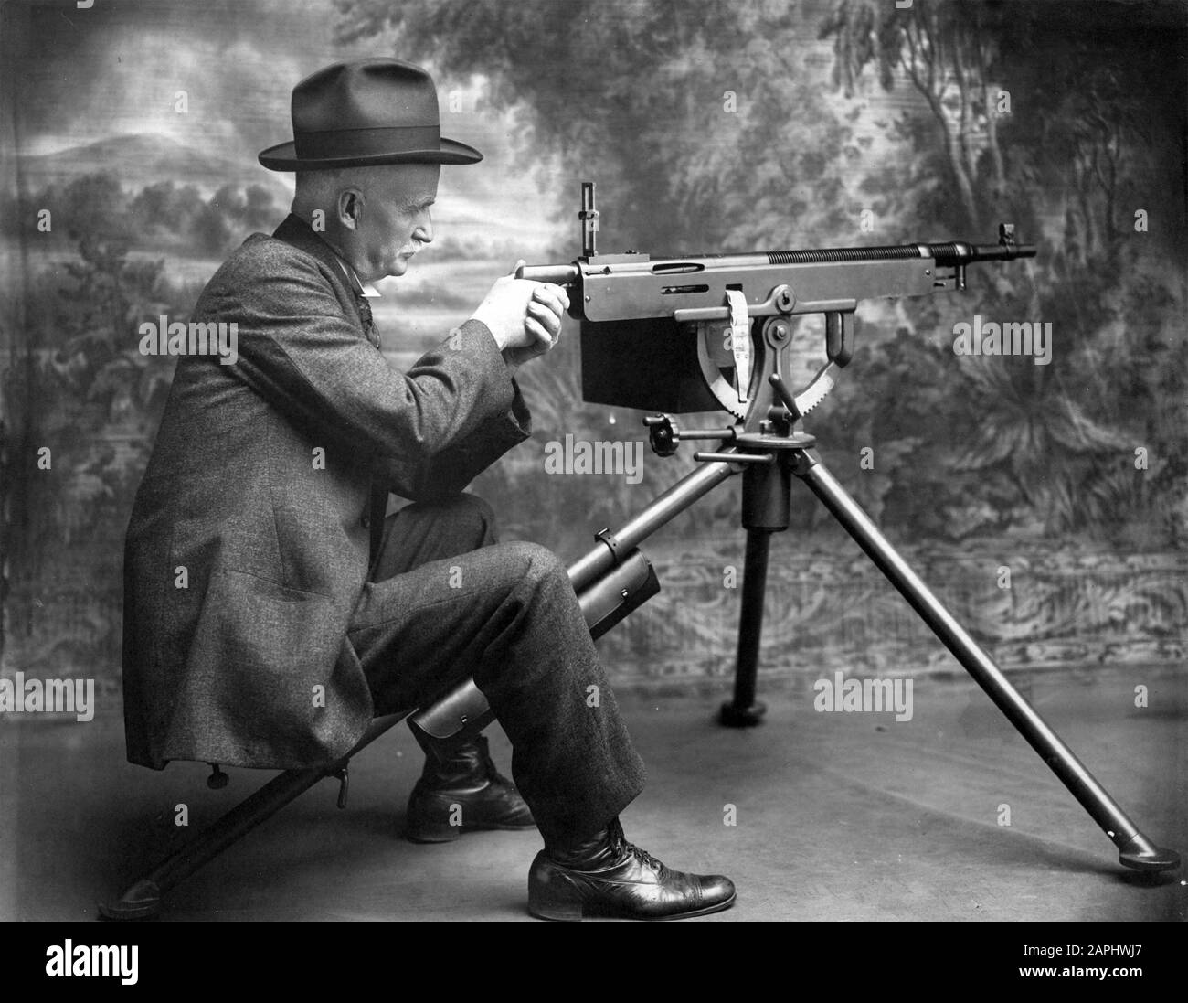 John MOSES BROWNING (1855-1926) amerikanischer Schusswaffenkonstrukteur mit seinem M schaufelgewehrten M SCHAUFELN Stockfoto