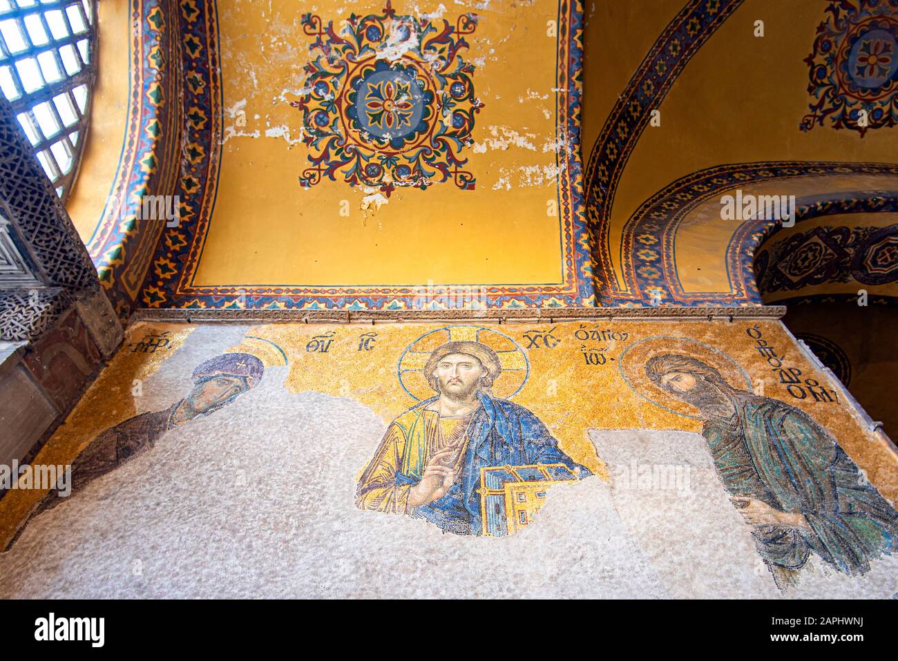 Istanbul - DEC 29: Mosaik von Jesus Christus oder das byzantinische Mosaik in der Hagia Sofia am 29. Dezember. 2019 in Istanbul, Türkei Stockfoto