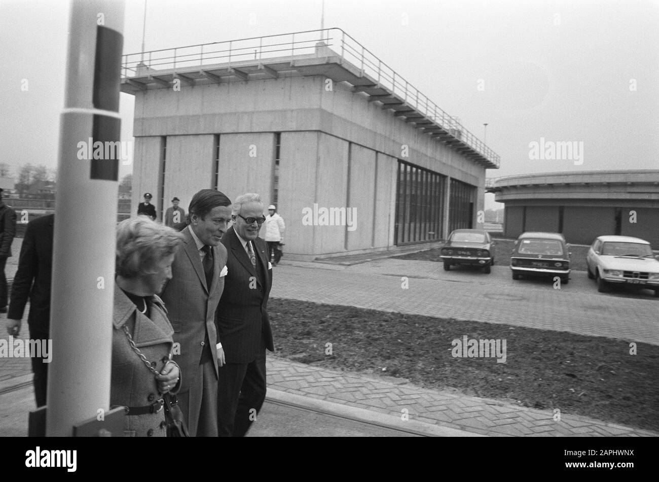 Prins Claus stellt die neue Kläranlage der Gemeinden Soest en Baarn in Gebrauch Beschreibung: De prins verlässt die Kläranlage Datum: 7. Dezember 1973 Standort: Soest, Utrechter Schlüsselwörter: Öffnungen, Fürsten, Kläranlagen Personenname: Claus, Fürst Stockfoto
