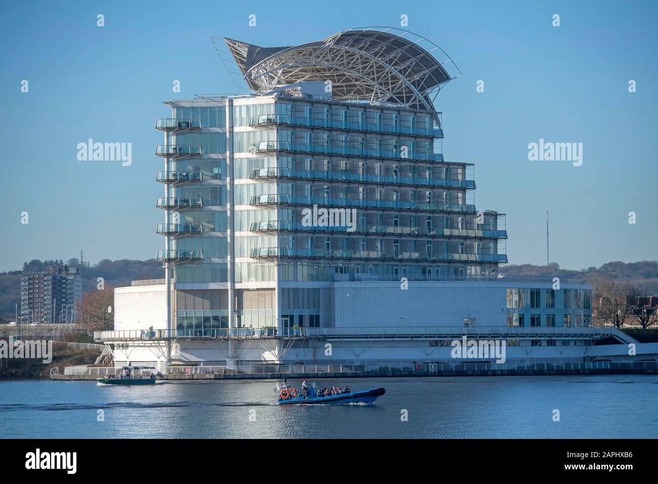 Das St David's Cardiff Hotel in Cardiff Bay, South Wales, Großbritannien an einem sonnigen Wintertag. Stockfoto