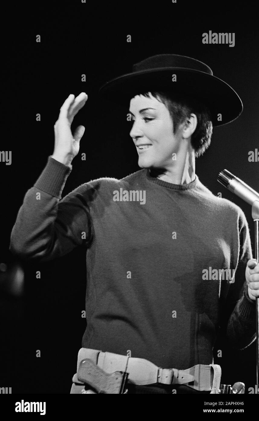 Die Rika Jansen One Woman Show im Rembrandttheater, Rika Jansen in ihrer Show Datum: 17. Juli 1964 Schlagwörter: Zeigt Personalname: Jansen, Rika Institutionenname: Rembrandt Theater Stockfoto