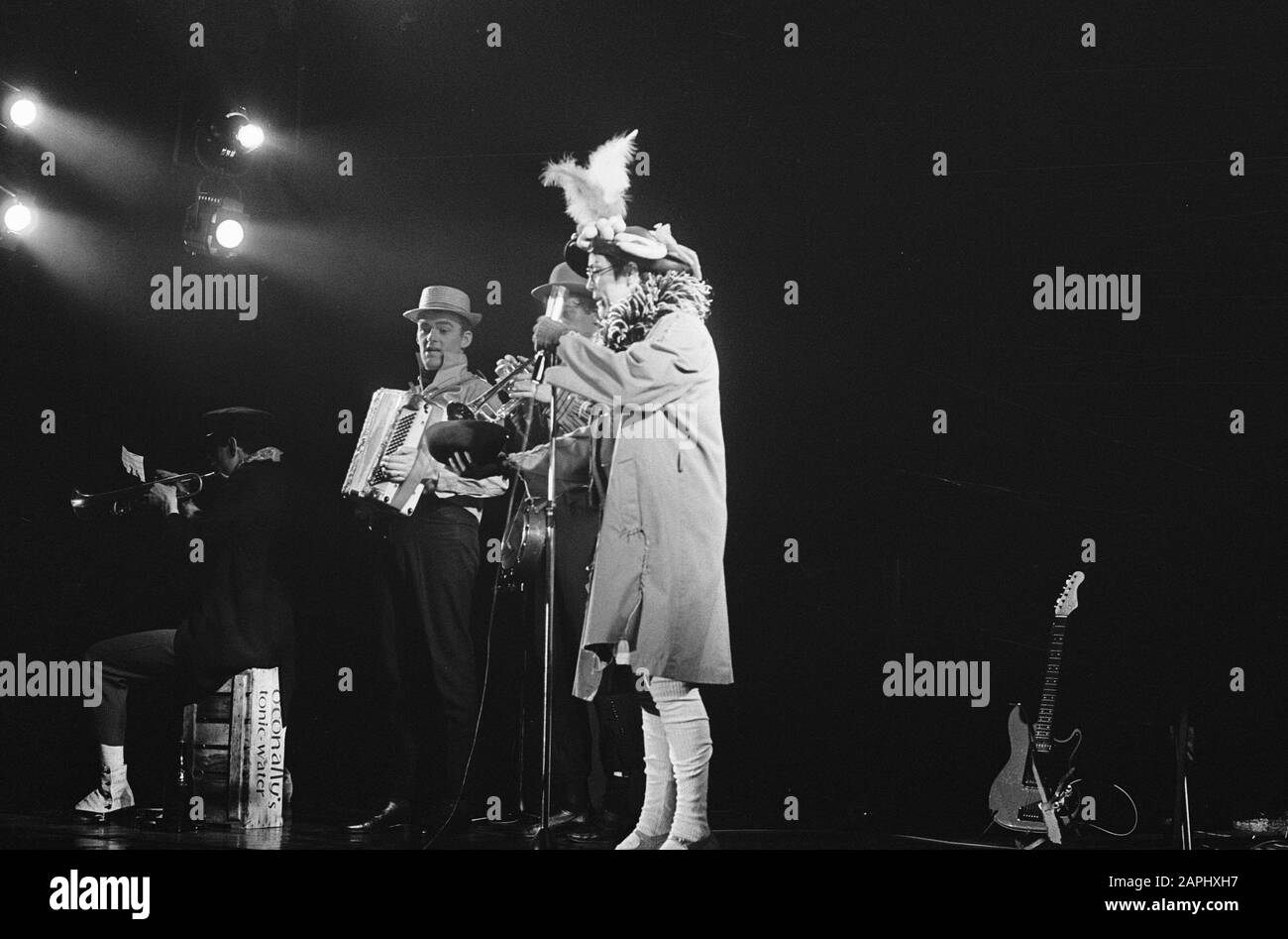 Die Rika Jansen One Woman Show im Rembrandttheater, Rika Jansen in ihrer Show Datum: 17. Juli 1964 Schlagwörter: Zeigt Personalname: Jansen, Rika Institutionenname: Rembrandt Theater Stockfoto