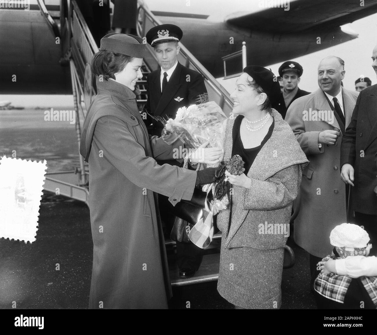 Amerikanische Filmstar Gloria Swanson, Ankunft Schiphol Datum: 4. November 1955 Ort: Noord-Holland, Schiphol Schlüsselwörter: Ankünfte, Schauspielerinnen, Filmstars, Flughäfen persönlicher Name: Swanson, Gloria Stockfoto