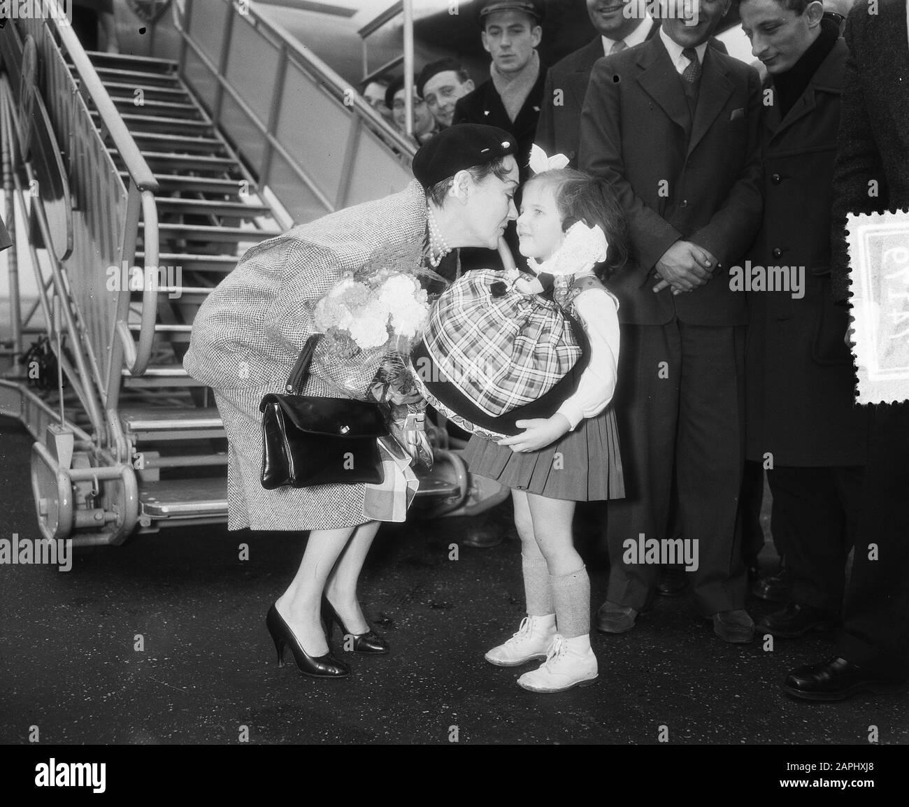 Amerikanische Filmstar Gloria Swanson, Ankunft Schiphol Datum: 4. November 1955 Ort: Noord-Holland, Schiphol Schlüsselwörter: Ankünfte, Schauspielerinnen, Filmstars, Mädchen, Flughäfen persönlicher Name: Swanson, Gloria Stockfoto