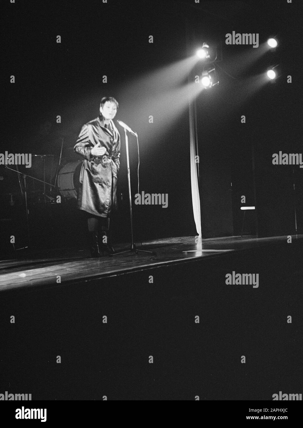 Die Rika Jansen One Woman Show im Rembrandttheater, Rika Jansen in ihrer Show Datum: 17. Juli 1964 Schlagwörter: Zeigt Personalname: Jansen, Rika Institutionenname: Rembrandt Theater Stockfoto