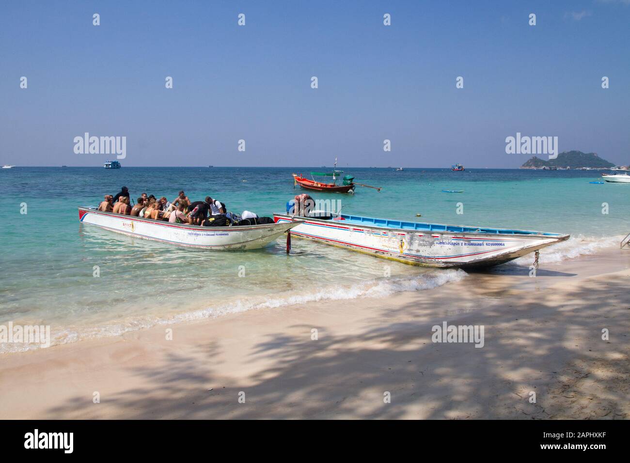 Ko Tao Tauchschule Menschen auf Boot am Strand Stockfoto