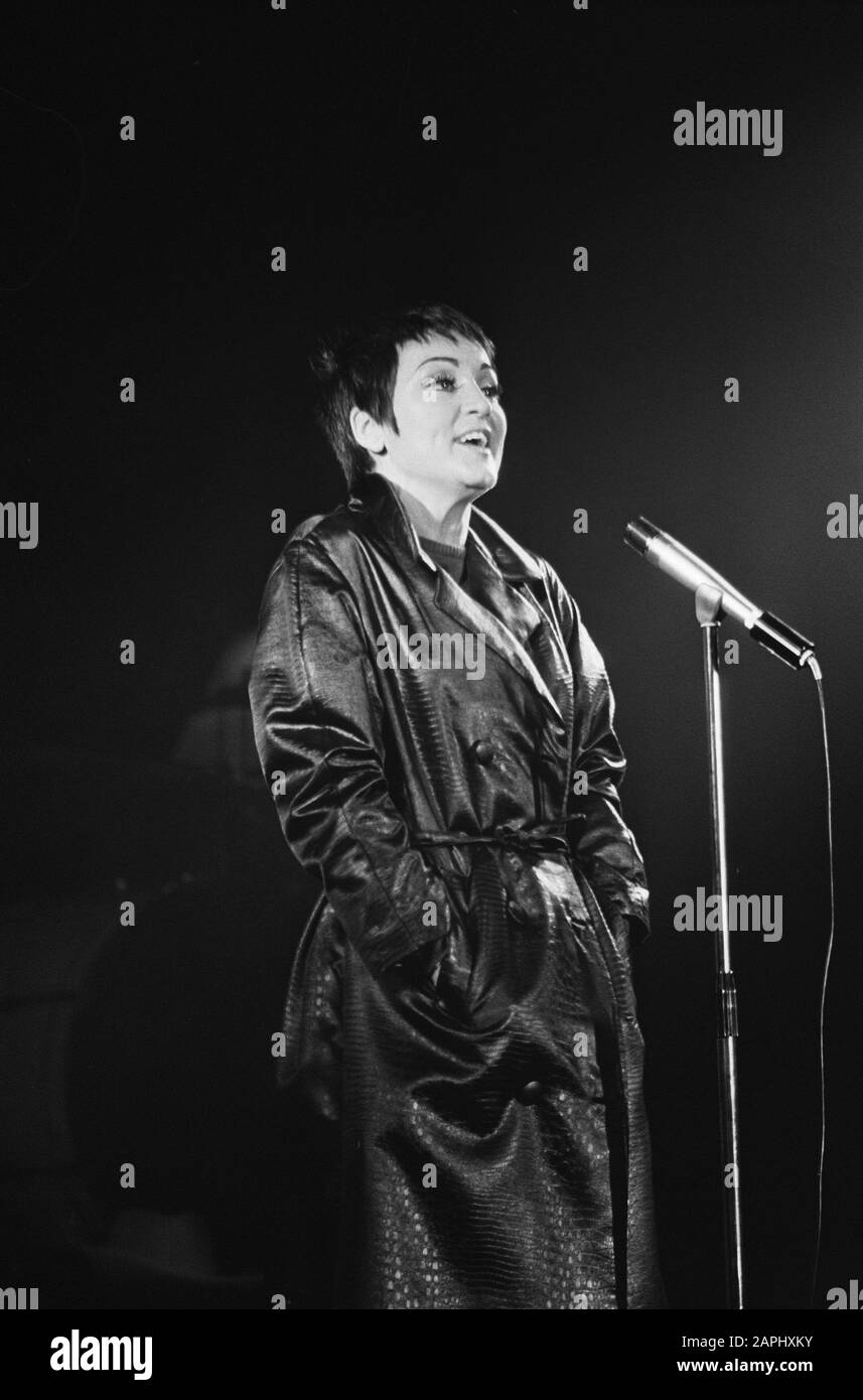 Die Rika Jansen One Woman Show im Rembrandttheater, Rika Jansen in ihrer Show Datum: 17. Juli 1964 Schlagwörter: Zeigt Personalname: Jansen, Rika Institutionenname: Rembrandt Theater Stockfoto