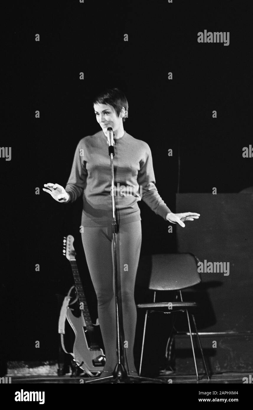 Die Rika Jansen One Woman Show im Rembrandttheater, Rika Jansen in ihrer Show Datum: 17. Juli 1964 Schlagwörter: Zeigt Personalname: Jansen, Rika Institutionenname: Rembrandt Theater Stockfoto