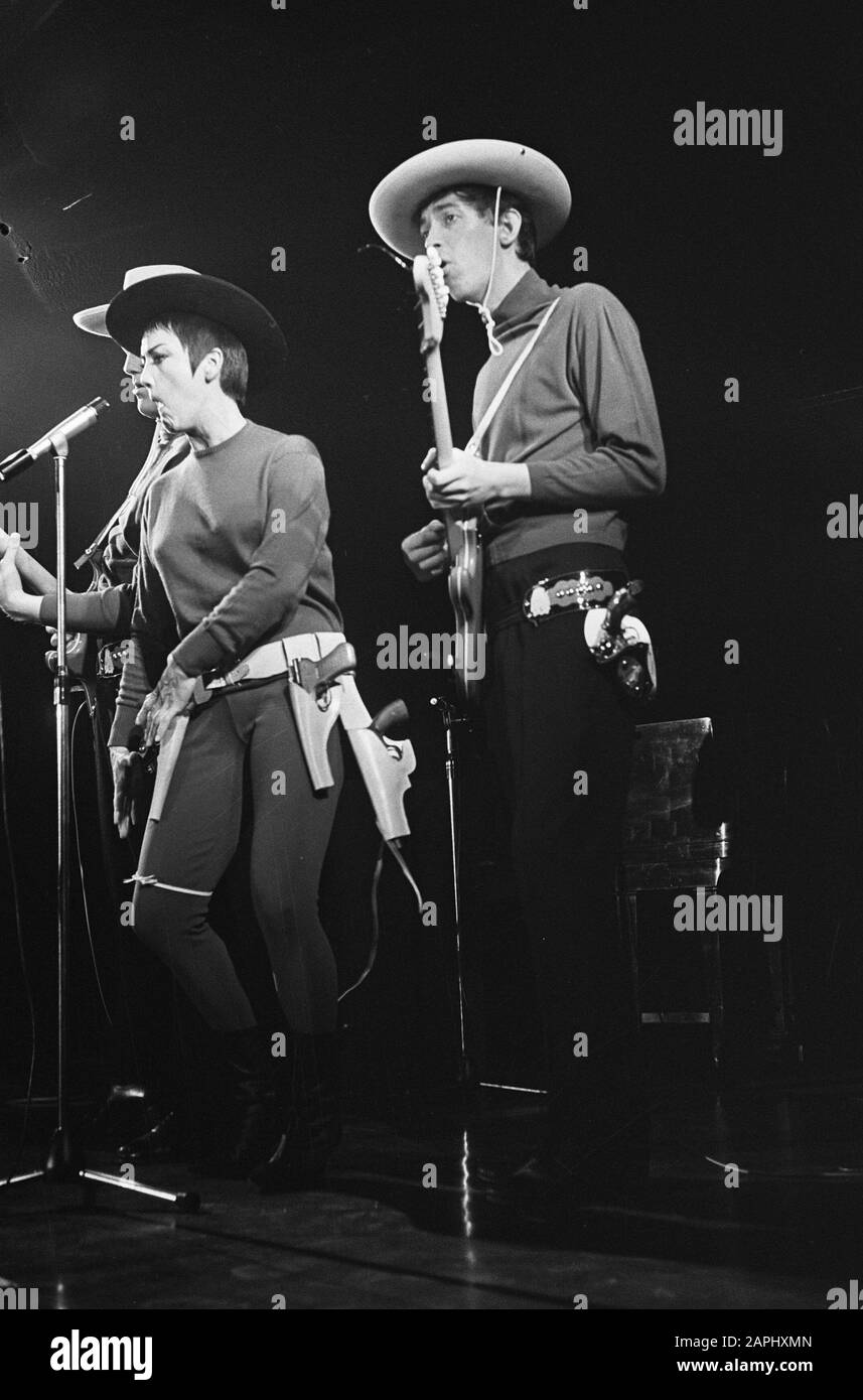 Die Rika Jansen One Woman Show im Rembrandttheater, Rika Jansen in ihrer Show Datum: 17. Juli 1964 Schlagwörter: Zeigt Personalname: Jansen, Rika Institutionenname: Rembrandt Theater Stockfoto