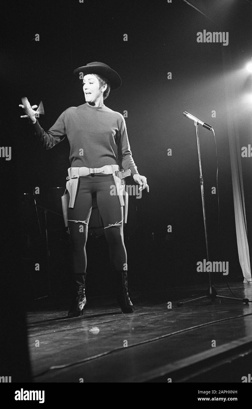 Die Rika Jansen One Woman Show im Rembrandttheater, Rika Jansen in ihrer Show Datum: 17. Juli 1964 Schlagwörter: Zeigt Personalname: Jansen, Rika Institutionenname: Rembrandt Theater Stockfoto