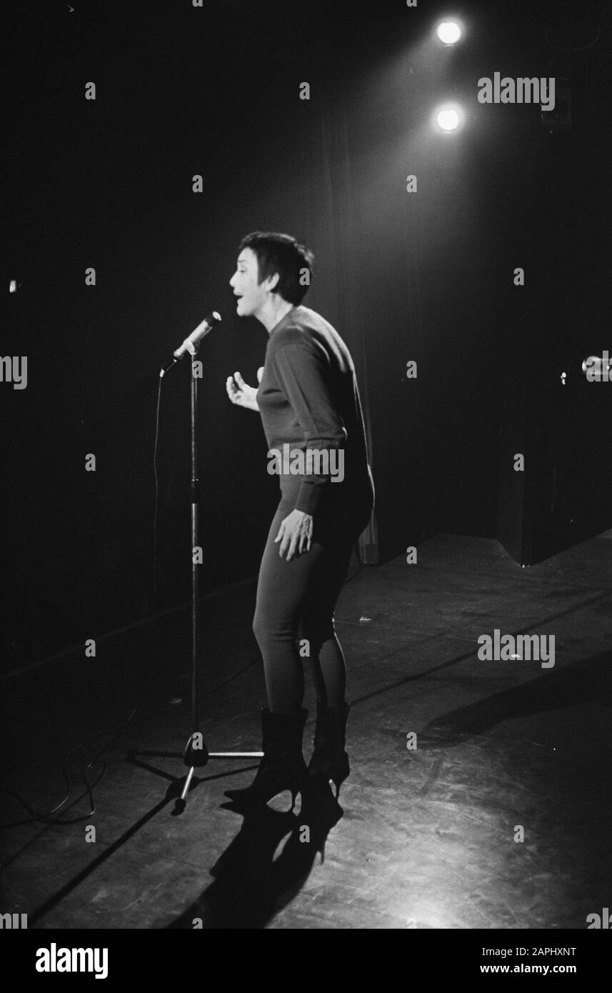 Die Rika Jansen One Woman Show im Rembrandttheater, Rika Jansen in ihrer Show Datum: 17. Juli 1964 Schlagwörter: Zeigt Personalname: Jansen, Rika Institutionenname: Rembrandt Theater Stockfoto