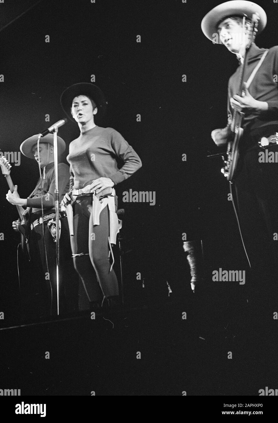 Die Rika Jansen One Woman Show im Rembrandttheater, Rika Jansen in ihrer Show Datum: 17. Juli 1964 Schlagwörter: Zeigt Personalname: Jansen, Rika Institutionenname: Rembrandt Theater Stockfoto