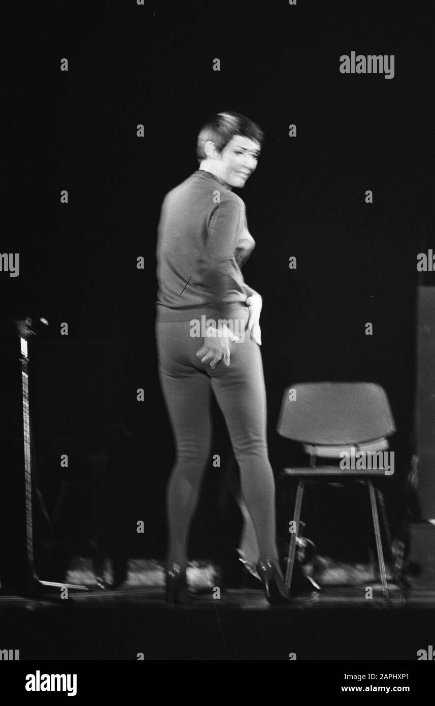 Die Rika Jansen One Woman Show im Rembrandttheater, Rika Jansen in ihrer Show Datum: 17. Juli 1964 Schlagwörter: Zeigt Personalname: Jansen, Rika Institutionenname: Rembrandt Theater Stockfoto