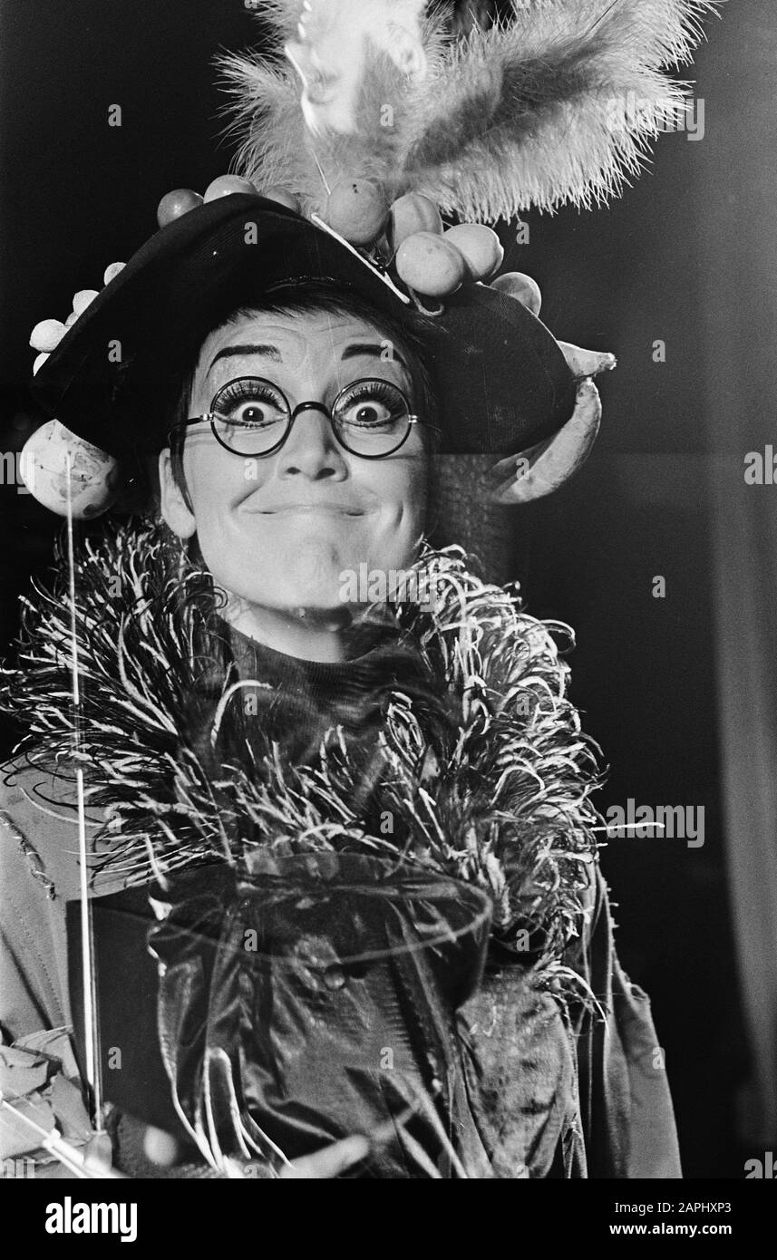 Die Rika Jansen One Woman Show im Rembrandttheater, Rika Jansen in ihrer Show Datum: 17. Juli 1964 Schlagwörter: Zeigt Personalname: Jansen, Rika Institutionenname: Rembrandt Theater Stockfoto