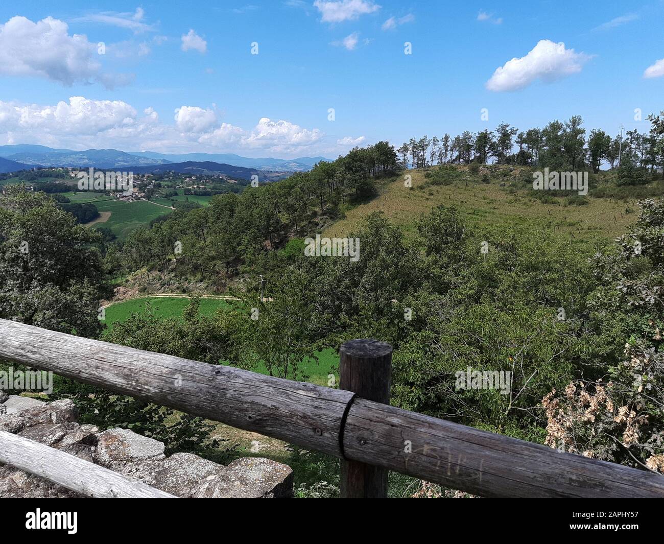 Vom Hügel der Burg Sarzano aus haben Sie einen Blick auf die umliegenden Hügel Stockfoto