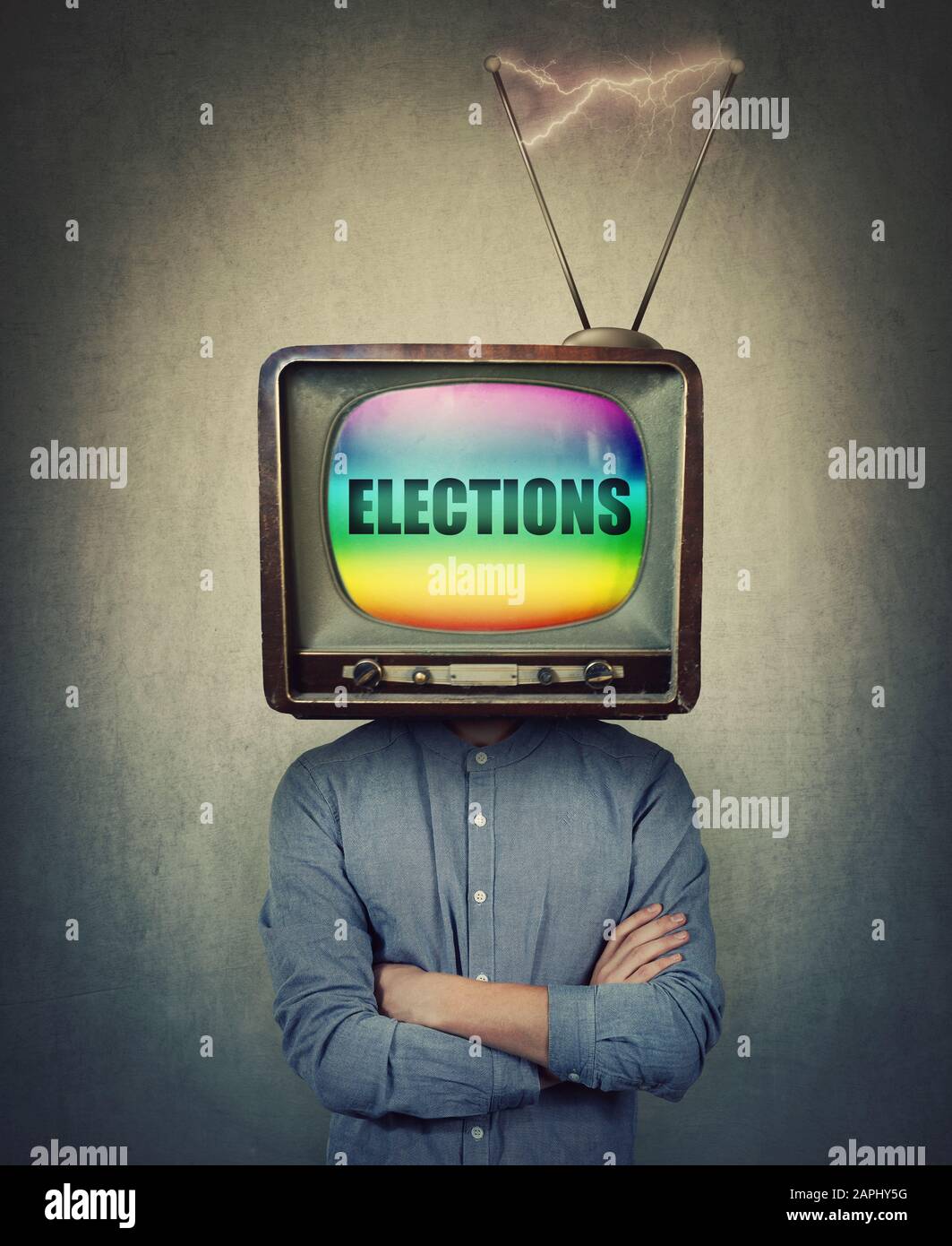 Surreal junger Mann Journalist mit einer alten tv-Box statt Kopf, die Wahlnachrichten auf dem Bildschirm zeigt. Fernsehmanipulation und Kontrolle der Menschenmenge, brai Stockfoto