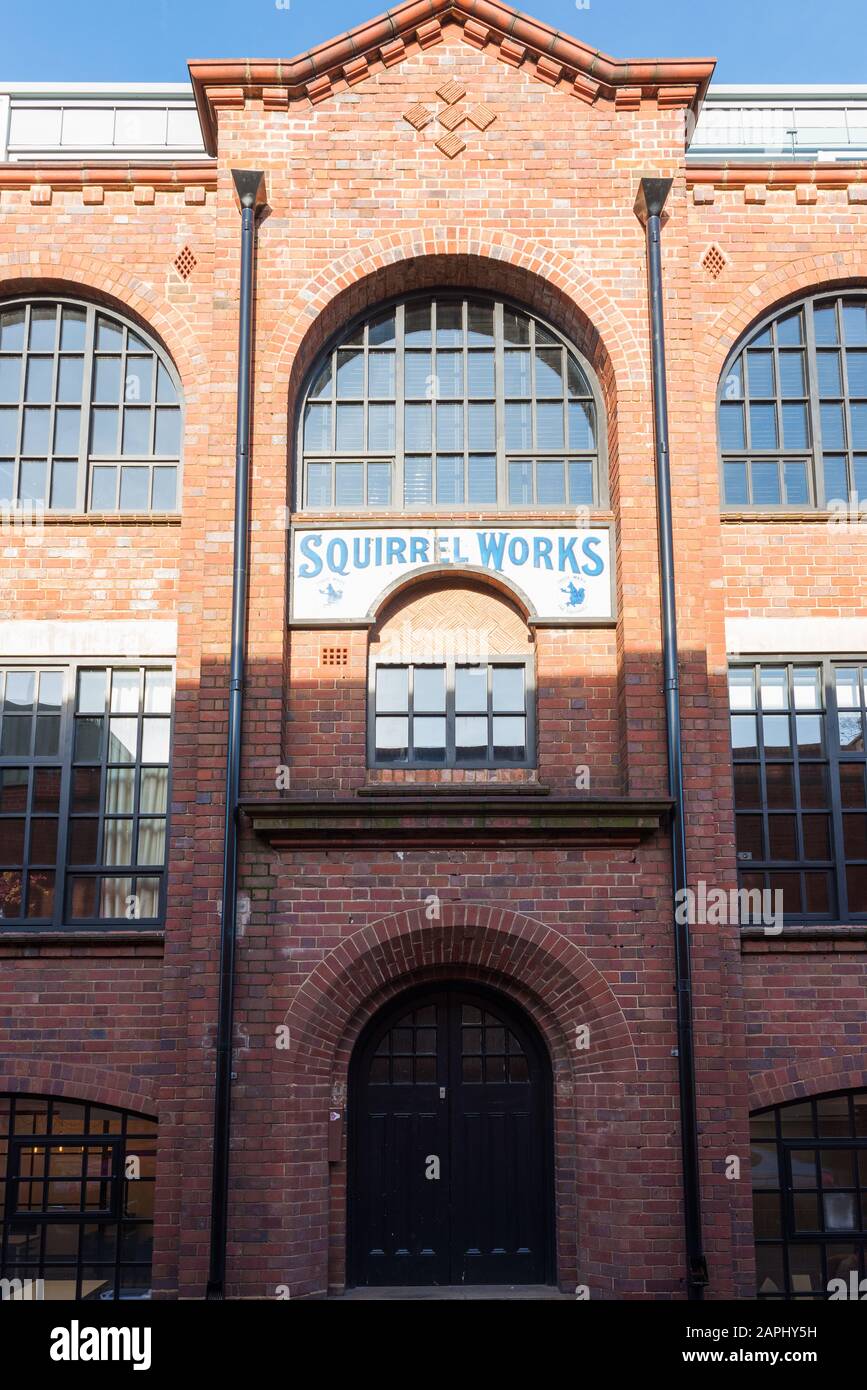 Squirrel Works ist eine in der Klasse 2 aufgeführte Kunsthandwerk ehemalige Silberfabrik in Birmingham's Jewelry Quarter. Es sind jetzt Büros und Wohnungen Stockfoto