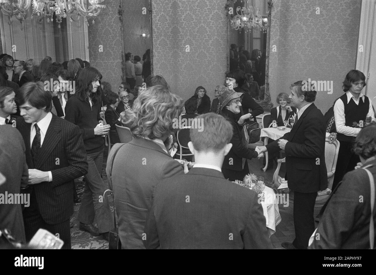 Empfang für Gerard Reve anlässlich seines 50. Geburtstags und 25-jährigen Schreibens Beschreibung: Der Schriftsteller (rechts) inmitten der Besucher Datum: 14. Dezember 1973 Schlüsselwörter: Autoren, Jahrestage, Empfänge, Schriftsteller, Geburtstage persönlicher Name: Reve, Gerard van de Stockfoto