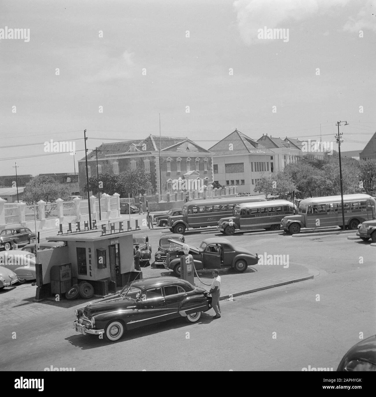 Reisen nach Suriname und zu den niederländischen Antillen Beschreibung: Die Shell-Pumpe am Wilhelminaplein in Willemstad am Curaçao Datum: 1947 Ort: Curaçao, Willemstad Schlüsselwörter: Autos, Busse, Benzinpumpen Stockfoto