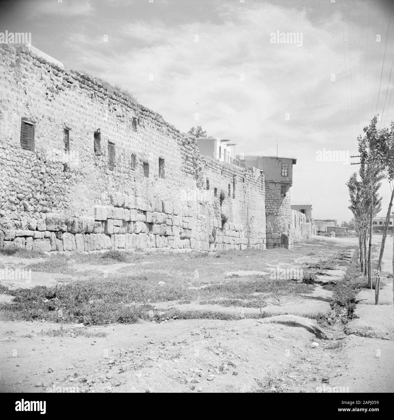Naher Osten 1950-1955: Syrien - Damaskus Beschreibung: Die Stadtmauer südlich des Bab Sharqi Datum: 1950 Ort: Damaskus, Syrien Schlüsselwörter: Fenster, Stadtmauern Stockfoto