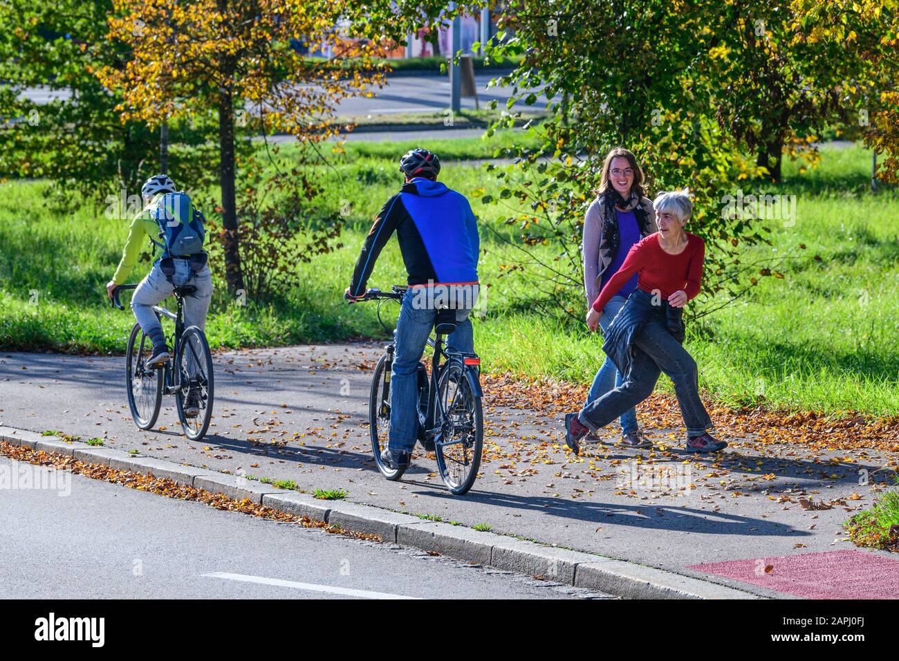 Radfahrer vom Radweg nach einem kombinierten Radfahren Straße und Fußweg mit Fußgängern Stockfoto