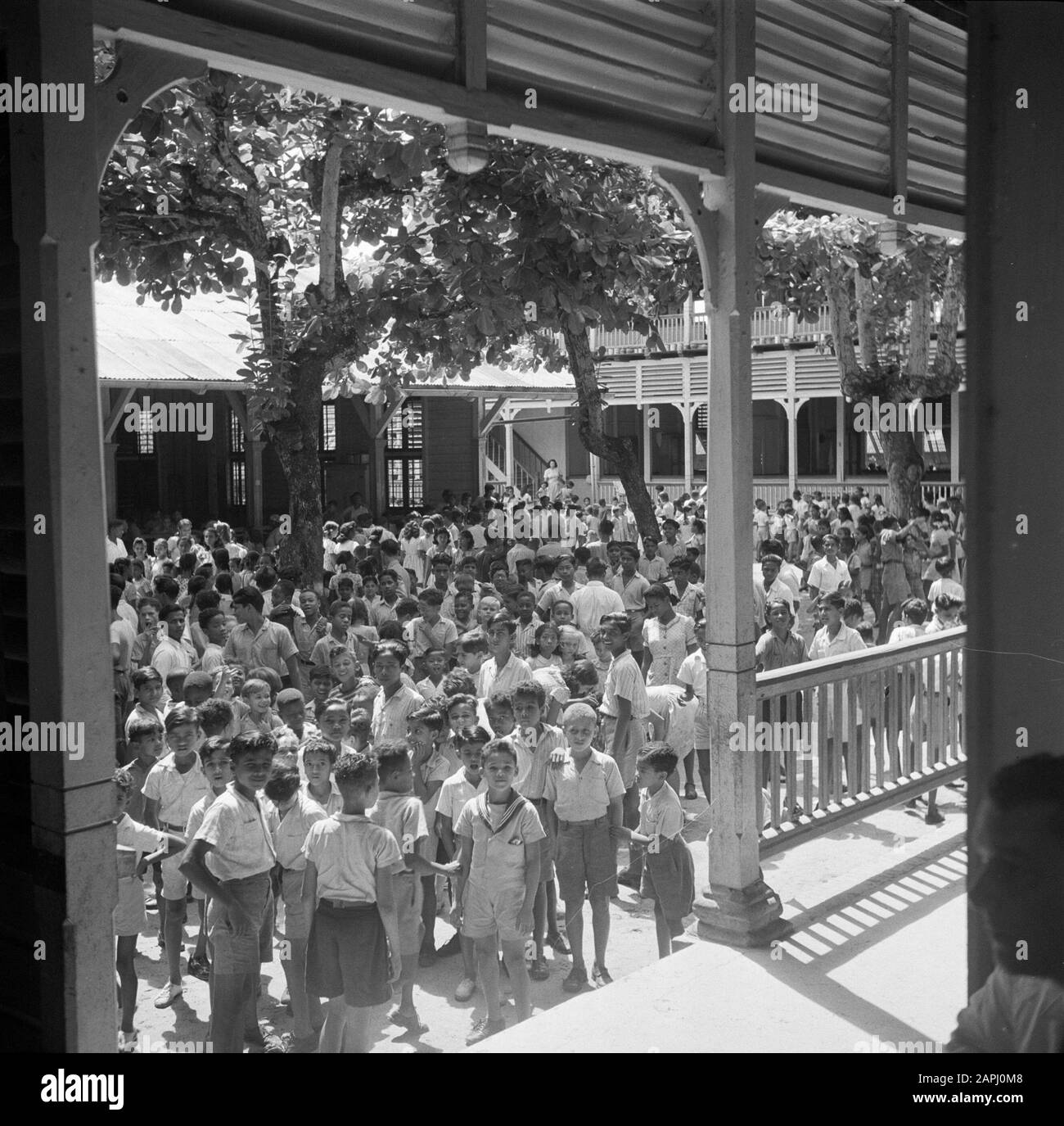 Reisen nach Suriname und zu den niederländischen Antillen Beschreibung: Die Sypesteyn Ulo-School in Paramaribo, Herenstraat 10-12 Datum: 1947 Ort: Paramaribo, Suriname Schlüsselwörter: Studenten, Schulen Stockfoto