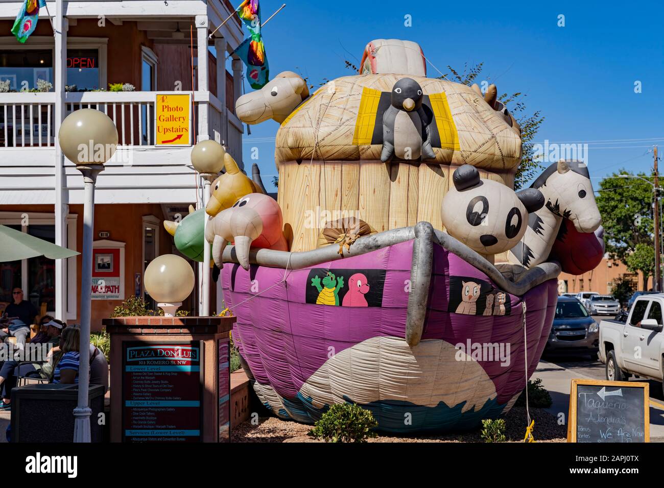 Albuquerque, 5. Oktober: Großes, aufblasbares Spielzeug auf der Plaza Don Luis am 5. Oktober 2019 in Albuquerque, New Mexico Stockfoto