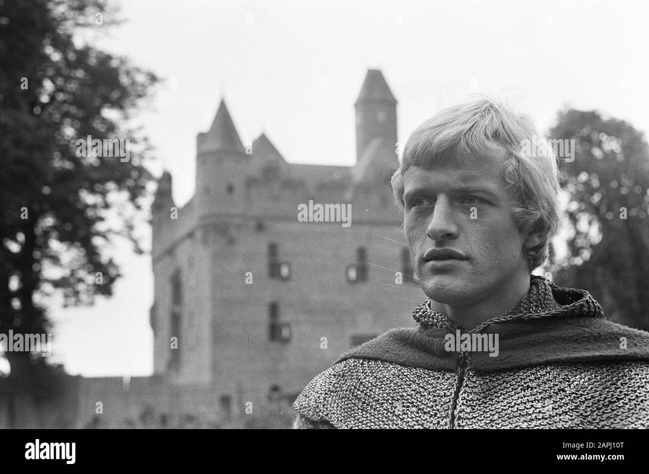 Aufnahme der Jugendserie Floris durch die NTS auf Schloss Doornenburg in der Betuwe Beschreibung: Die Titelrolle Floris van Rosemondt spielt Rutger Hauer Datum: 19. september 1968 Ort: Doornenburg, Gelderland Schlagwörter: Schauspieler, Jugendprogramme, Schlösser, Porträts, Ritter, Fernsehen Personenname: Hauer, Rutger Institutionname: NTS Stockfoto