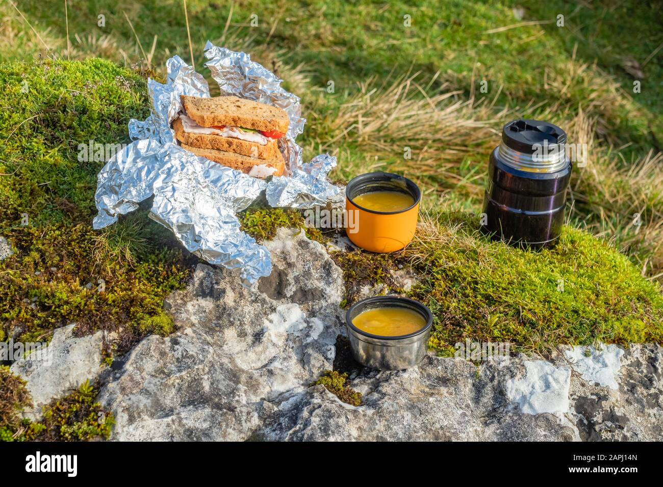 Ein Picknick-Mittagessen während eines Wandertags Stockfoto