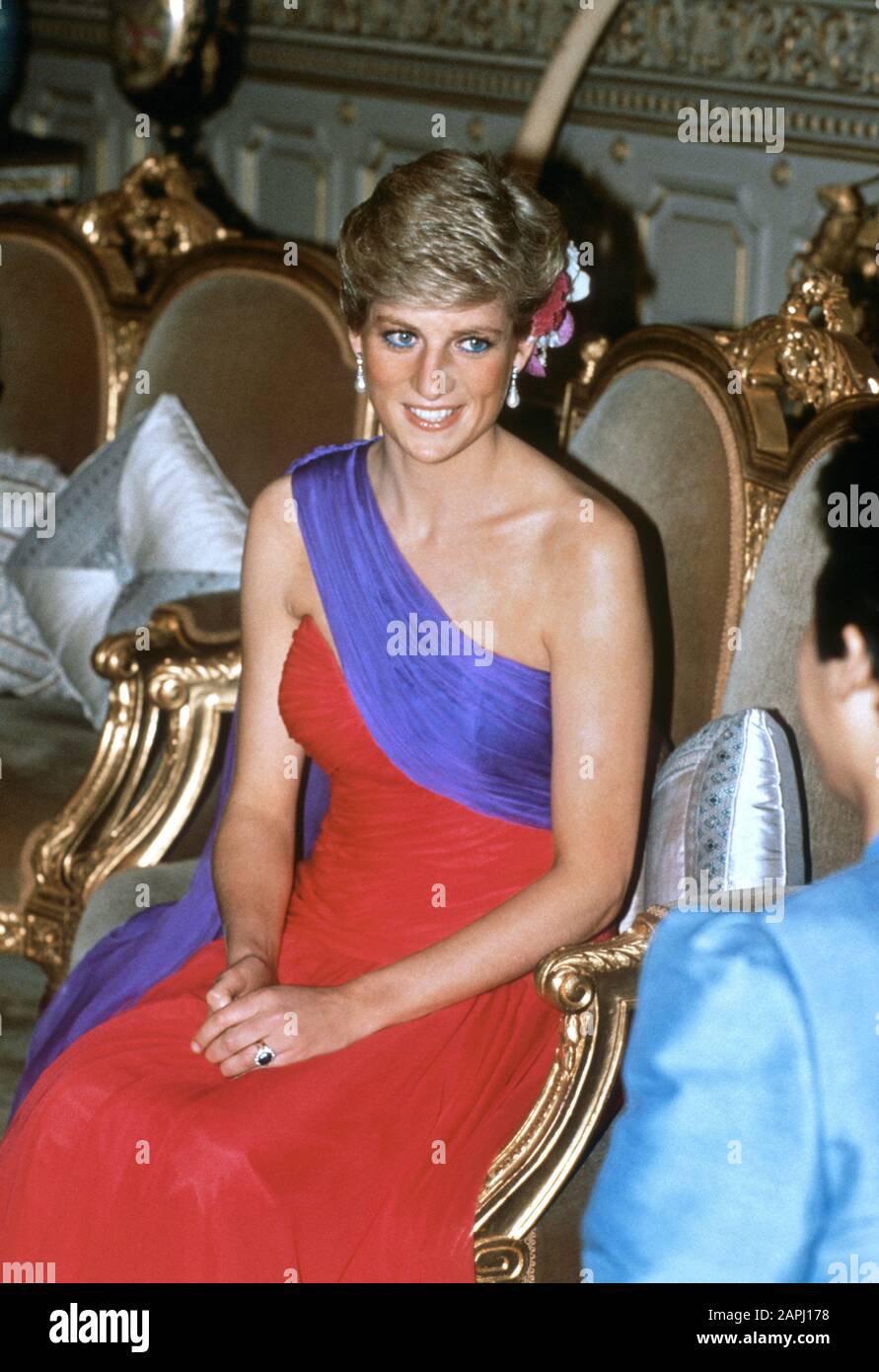 HRH Prinzessin Diana kommt zum Abendessen im Grand Palace mit einem Kleid von Catherine Walker während ihrer Königlichen Tour durch Thailand im Februar 1988 an Stockfoto