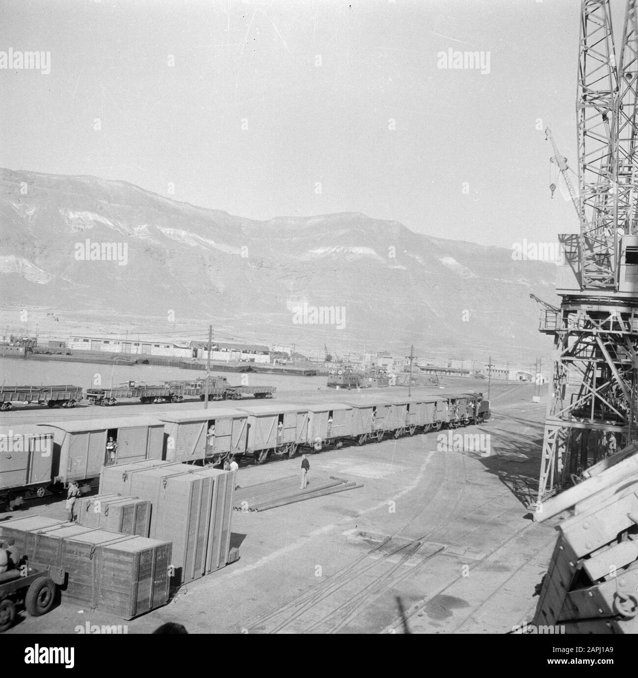 Repatriation Service India Beschreibung: Der Zug, der die Rückkehrer vom Boot zum Bekleidungszentrum in Ataka Annotation bringt: Ataka war ein ehemaliger englischer Armeestab nahe dem Suez-Kanal. Die niederländische Regierung hatte ein Depot für die Rückkehrer aus den Kriegsgefangenenlagern in Südostasien mit Winterkleidung für die mittellosen Rückkehrer eingerichtet. Dieses Foto ist im Buch "Guys van de det" mit der Überschrift veröffentlicht: Der Zug vom Boot zum Bekleidungszentrum fährt gerade den Kai hinunter. Datum: Dezember 1945 Ort: Ataka, Ägypten Schlagwörter: Kais, Züge Stockfoto