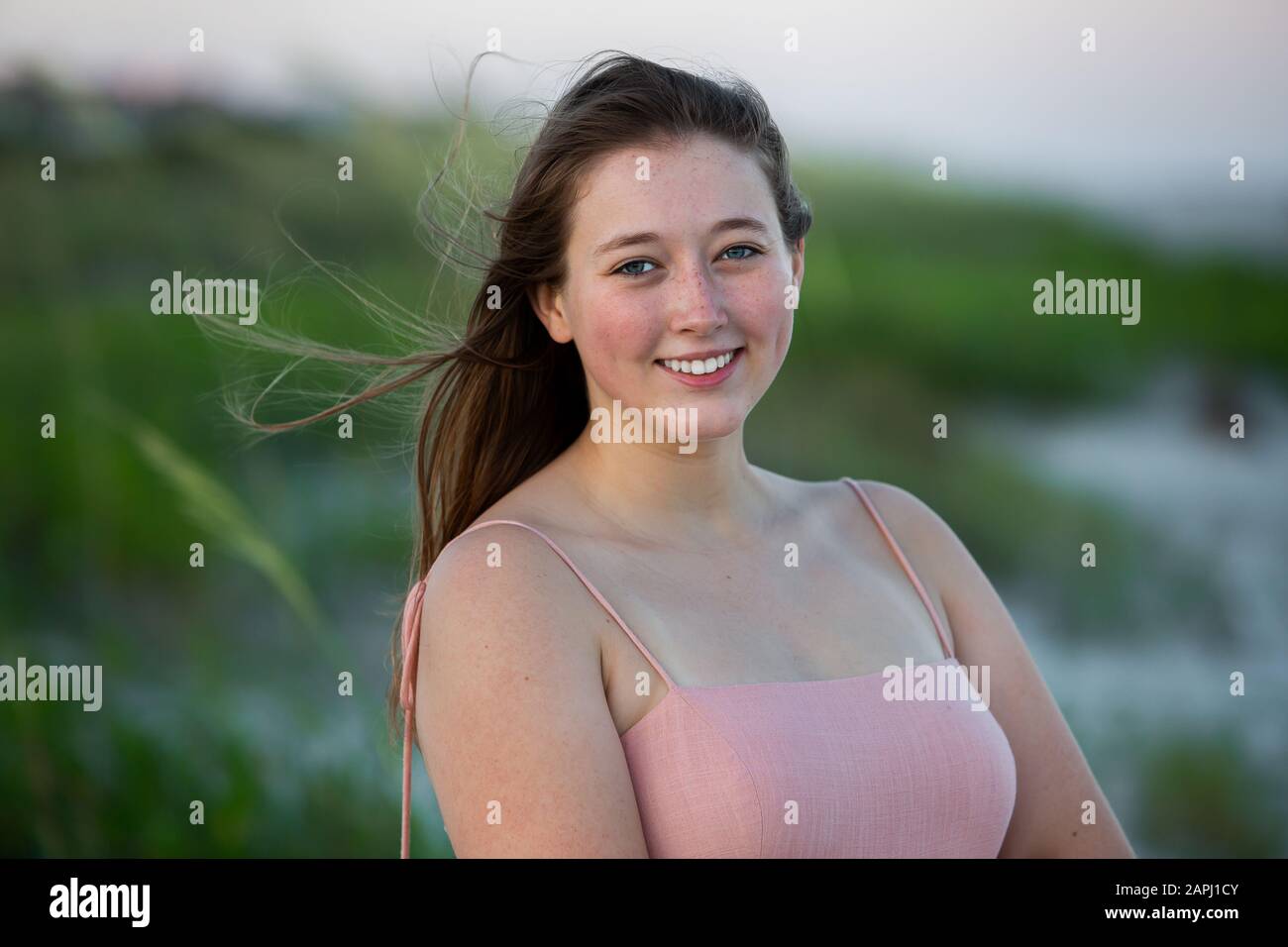 Teenager-Mädchen am Strand auf der Insel Palms, South Carolina für ihre Senior Portraits für den Schulabschluss. Stockfoto
