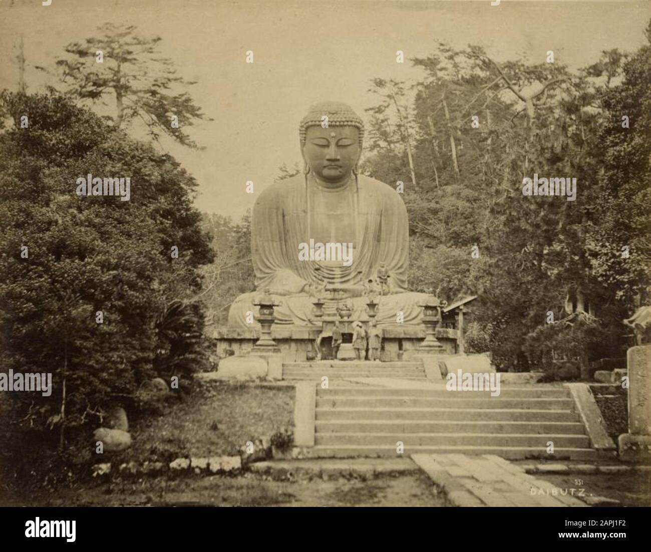 Religion, Religion, Buddhismus Japan. Der Große Buddha ("Daibutz" oder Daibutsu). Bronzestatue (13,35 Meter hoch vom 13. Jahrhundert) des Buddha, Teil des Kotoku-in-Komplexes in Kamakura, Kanagawa. Stockfoto