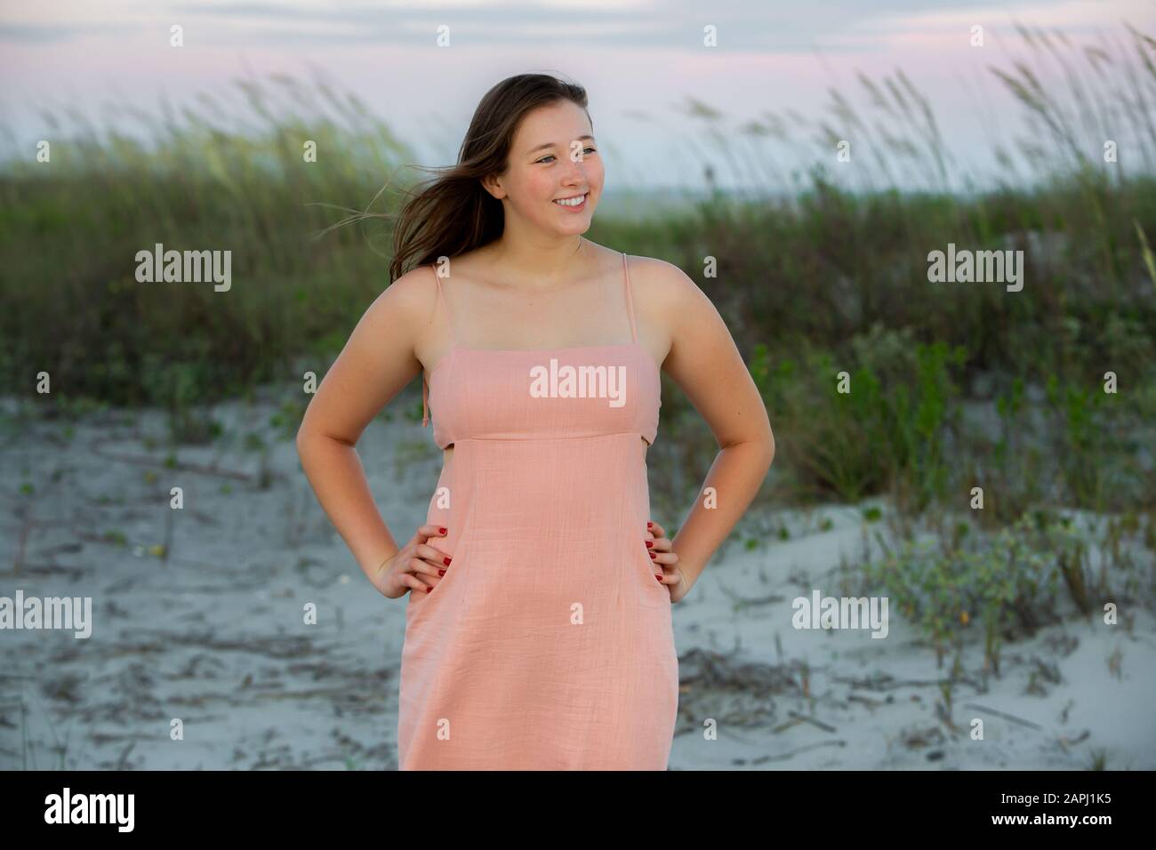 Teenager-Mädchen am Strand auf der Insel Palms, South Carolina für ihre Senior Portraits für den Schulabschluss. Stockfoto