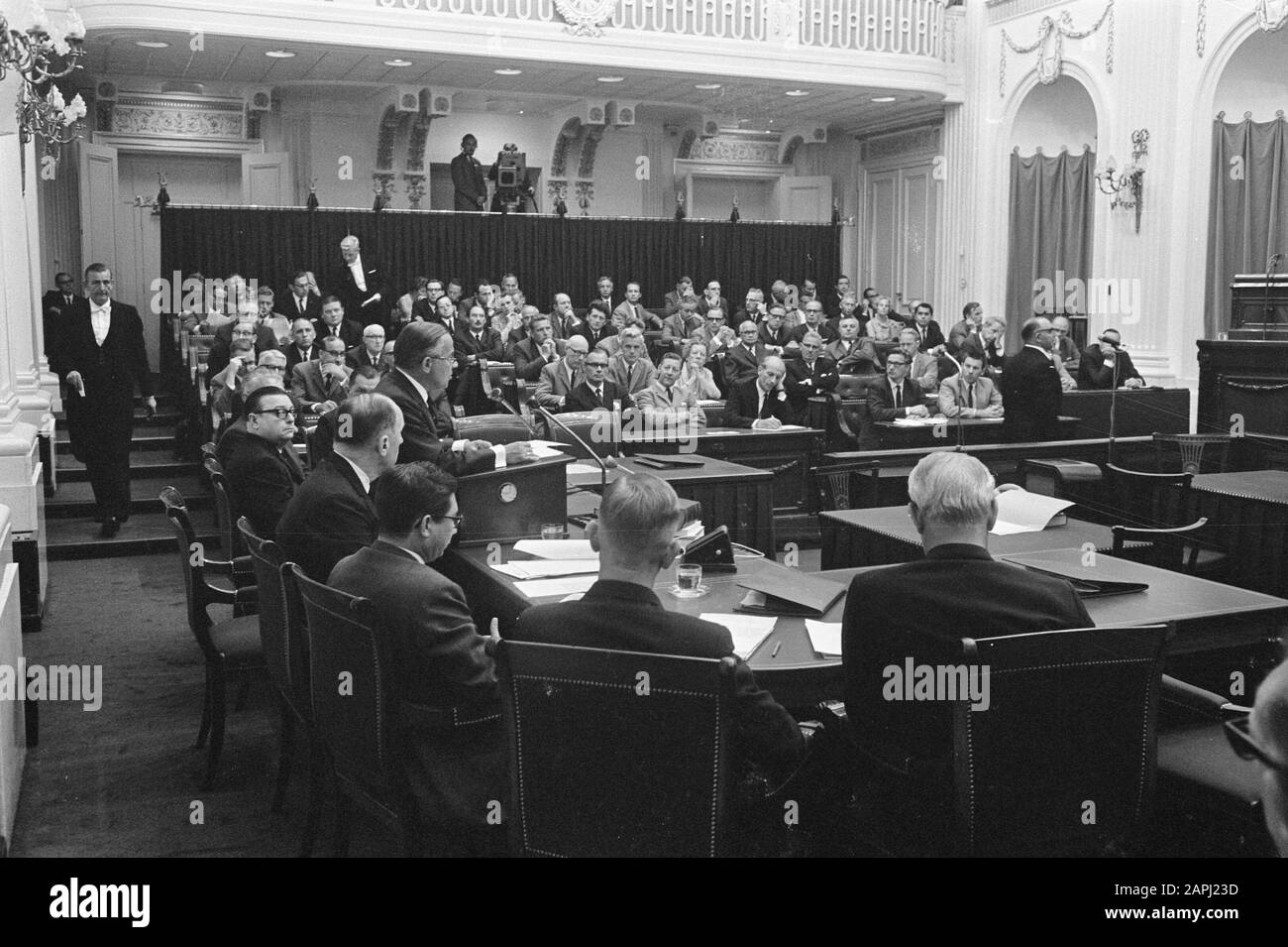 Die russische Invasion in der Tschechoslowakei wurde im Repräsentantenhaus diskutiert Beschreibung: Das Repräsentantenhaus während der Debatten Datum: 27. August 1968 Ort: Den Haag, Südholland Schlüsselwörter: Parlamente, Sitzungen Name Der Institution: Haus Stockfoto