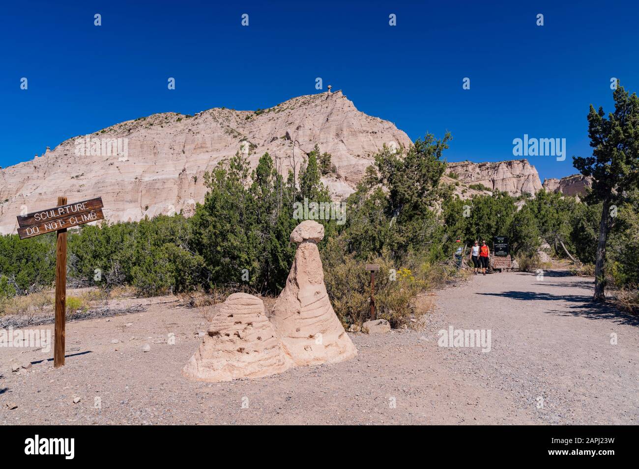 Jemez Springs, 6. Oktober: Sonniger Blick auf das berühmte Kascha Katuwe Tent Rocks National Monument am 6. Oktober 2019 in Jemez Springs, New Mexico Stockfoto