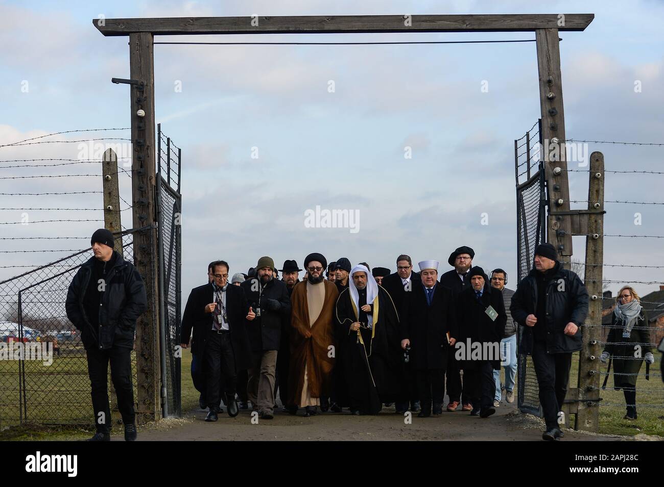 Scheich Mohammed al-Eissa, Generalsekretär der muslimischen Weltliga, spaziert vor dem 75. Jahrestag der Befreiung von Auschwitz durch das ehemalige nazideutsche Konzentrations- und Vernichtungslager KL Auschwitz II-Birkenau. Stockfoto