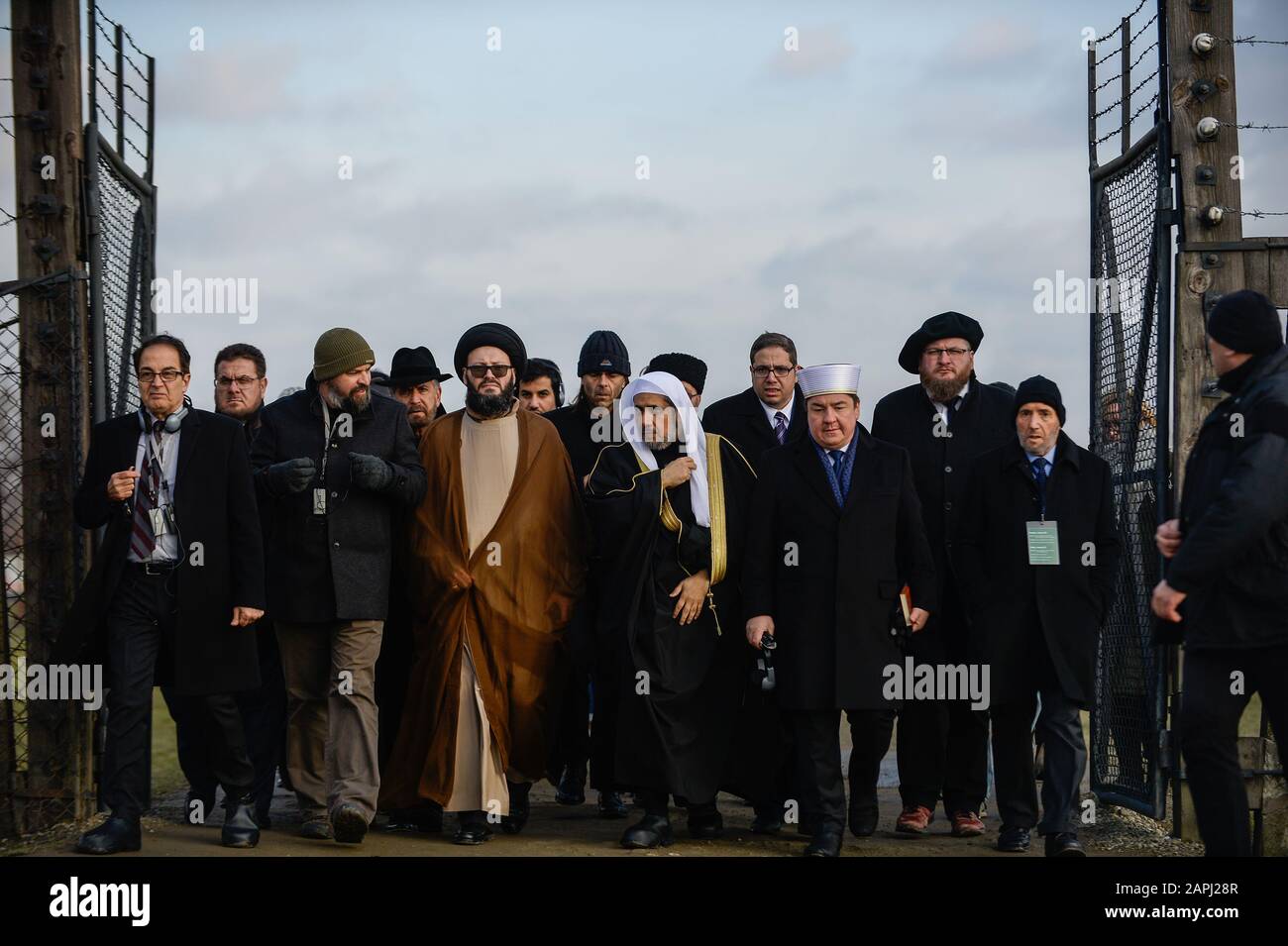 Scheich Mohammed al-Eissa, Generalsekretär der muslimischen Weltliga, spaziert vor dem 75. Jahrestag der Befreiung von Auschwitz durch das ehemalige nazideutsche Konzentrations- und Vernichtungslager KL Auschwitz II-Birkenau. Stockfoto