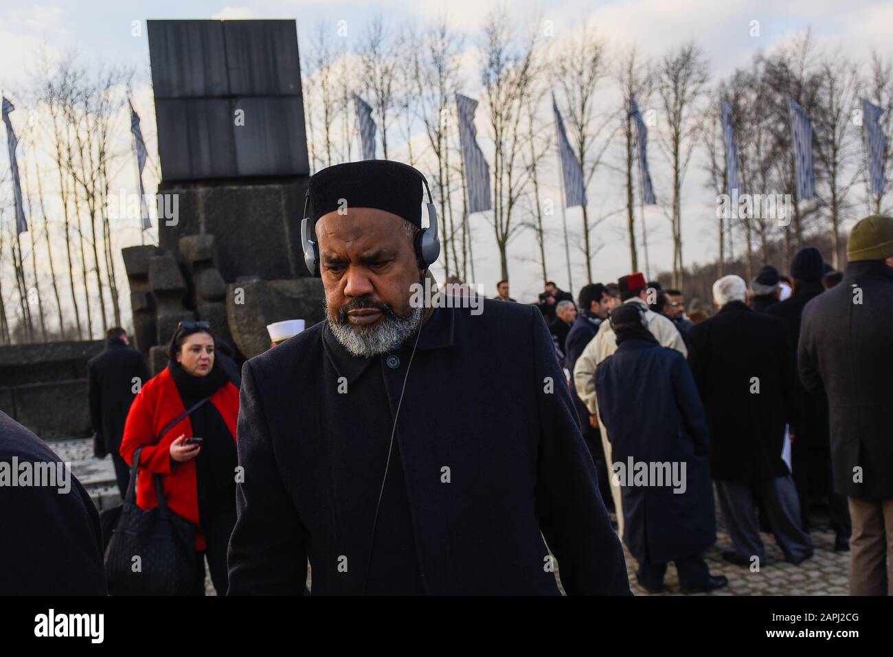 Ein Mitglied der Delegation der muslimischen Weltliga nimmt vor dem 75. Jahrestag der Befreiung von Auschwitz an einer Zeremonie vor dem Internationalen Denkmal für Die Opfer des Faschismus im ehemaligen Nazi-Deutschen Konzentrations- und Vernichtungslager KL Auschwitz II-Birkenau Teil. Stockfoto