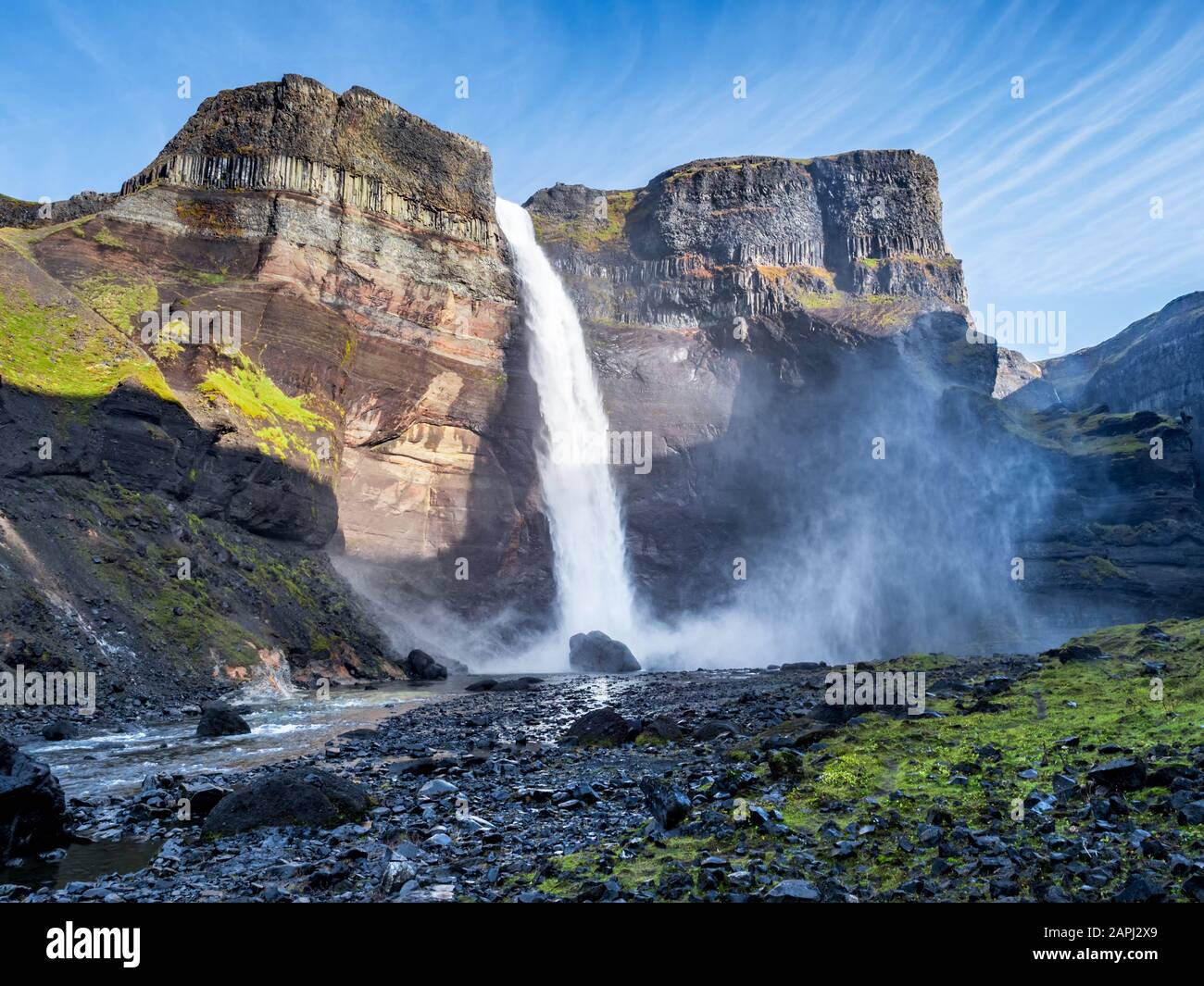 Blick auf die Landschaft des Haifoss Wasserfalls in Island. Natur- und Abenteuerkonzept Hintergrund. Stockfoto