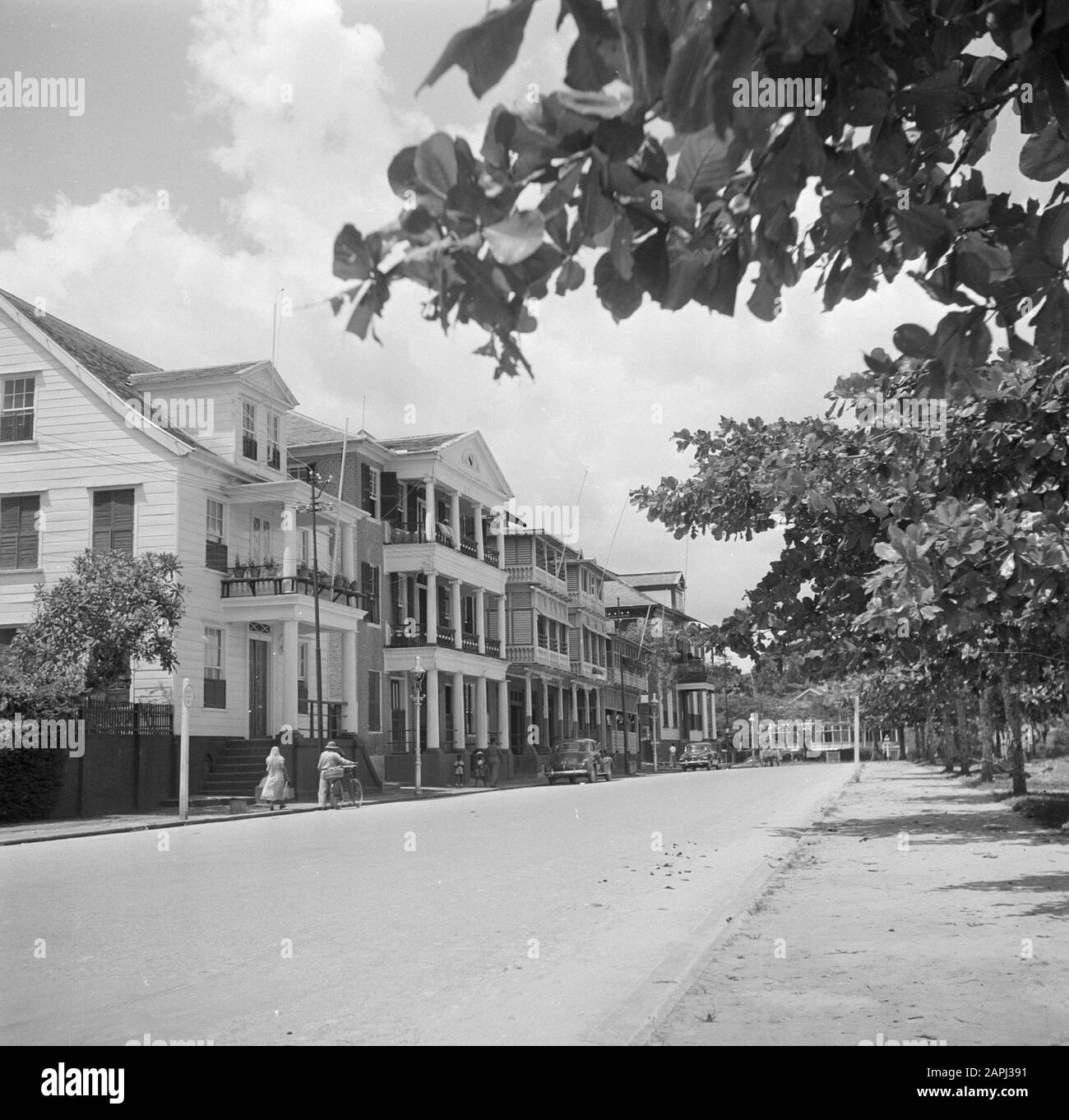 Reisen nach Suriname und die niederländischen Antillen Beschreibung: De Waterkant in Paramaribo Datum: 1947 Ort: Paramaribo, Suriname Schlüsselwörter: Straßenbilder Stockfoto