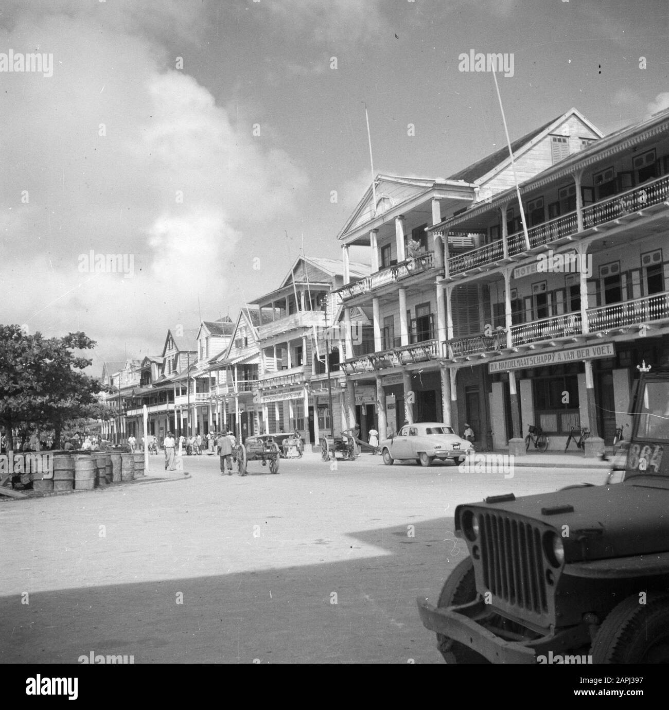 Reisen nach Suriname und die niederländischen Antillen Beschreibung: De Waterkant in Paramaribo Datum: 1947 Ort: Paramaribo, Suriname Schlüsselwörter: Straßenbilder, Wohnungen Stockfoto