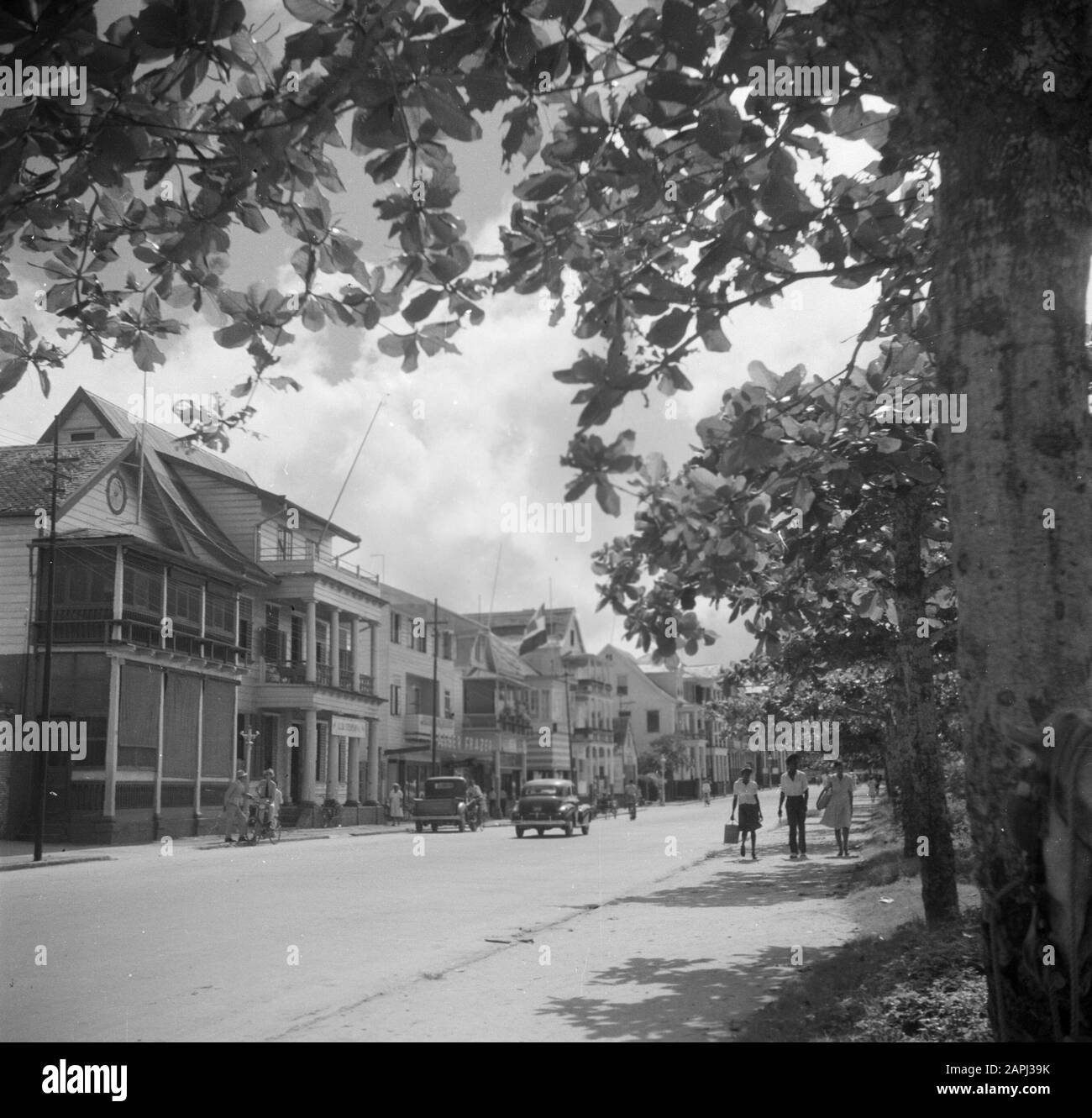 Reisen nach Suriname und die niederländischen Antillen Beschreibung: De Waterkant in Paramaribo Datum: 1947 Ort: Paramaribo, Suriname Schlüsselwörter: Straßenbilder Stockfoto